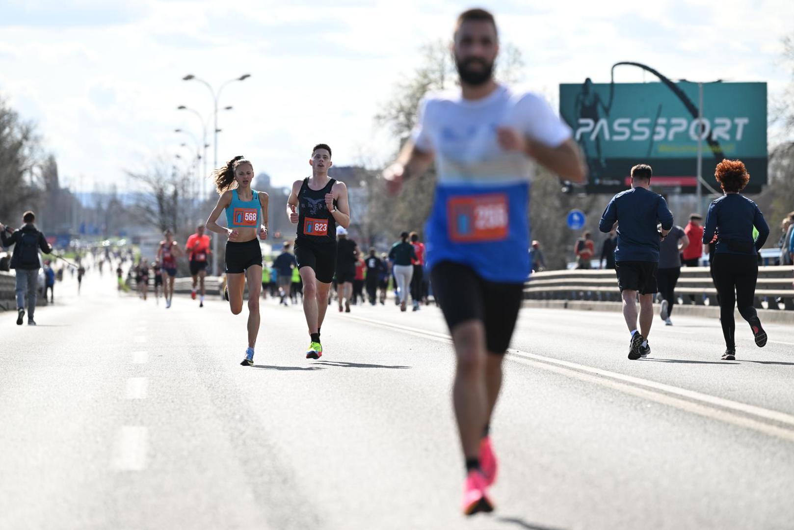 Trči se već devetu godinu zaredom u čast zagrebačkom gradonačelniku Većeslavu Holjevcu koji je sredinom prošlog stoljeća "pregazio" Savu i započeo razvoj grada na južnoj obali rijeke gdje je danas Novi Zagreb. 