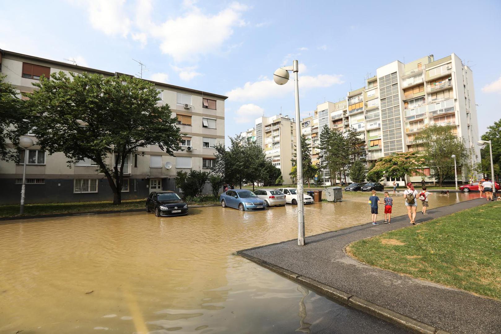 28.06.2022., Zagreb - U zagrebackom naselju Gajnice, u Cileanskoj ulici doslo je do puknuca vodovodne cijevi koja je poplavila veci dio parkiralista, a voda koja izvire prosirila se i okolnim ulicama. Photo: Robert Anic/PIXSELL