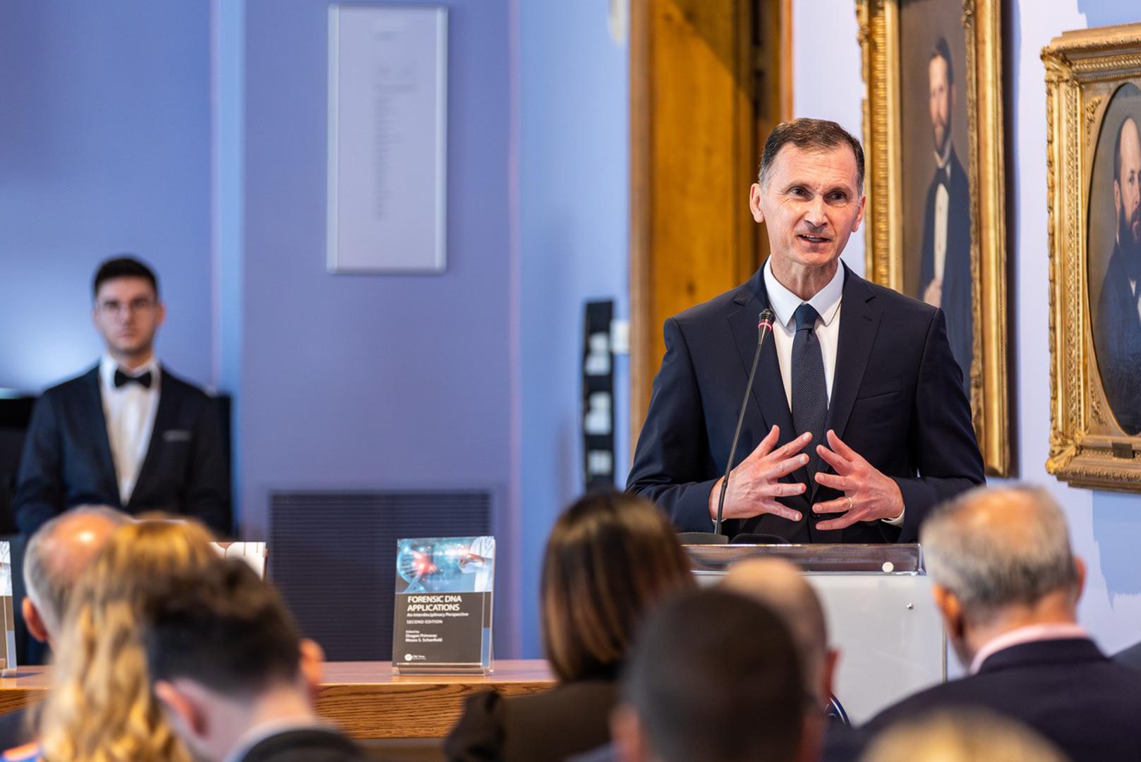 Dragan Primorac: Rođen je 7. lipnja 1965. godine te pripada Blizancima koji su poznati po svojoj izvanrednoj komunikativnosti i društvenoj prirodi. Njihova sposobnost prilagodbe različitim situacijama čini ih izvrsnim u mnogim područjima života. Od njihovih karakteristika posebno se ističu izražena inteligencija i brzo razmišljanje, prirodna znatiželja i želja za učenjem, izvrsne komunikacijske vještine, svestranost i prilagodljivost te optimističan pogled na život. Dragan Primorac odiše intelektualnom radoznalošću, prilagodljivošću i komunikacijskom spretnošću. Njegova sposobnost brzog razmišljanja i povezivanja ideja čini ga uvjerljivim govornikom i svestranim stručnjakom.