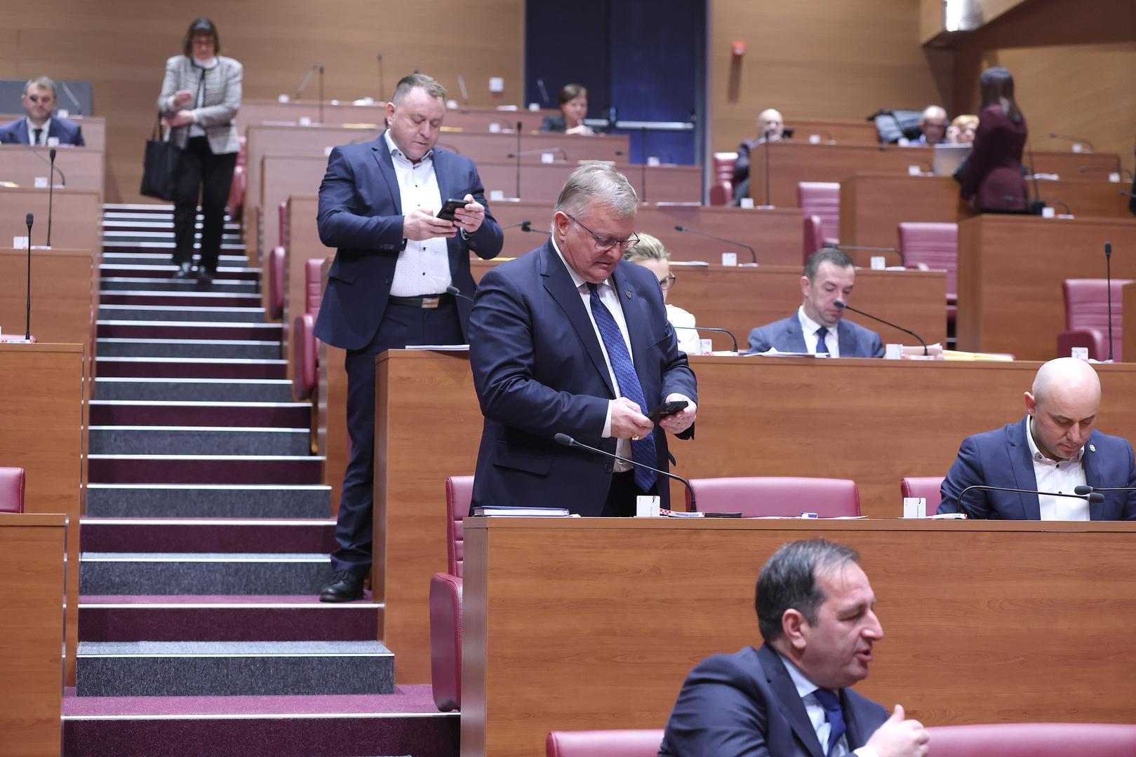 Za usporedbu, jučerašnja atmosfera bila je sasvim drukčija. Saborska 5. sjednica tada je nastavljena raspravom o prijedlogu Zakona o prijenosu vlasništva nekretnina na Sindikalni fond nekretnina i sindikate, a u sabornici je bila vidno veća prisutnost zastupnika.