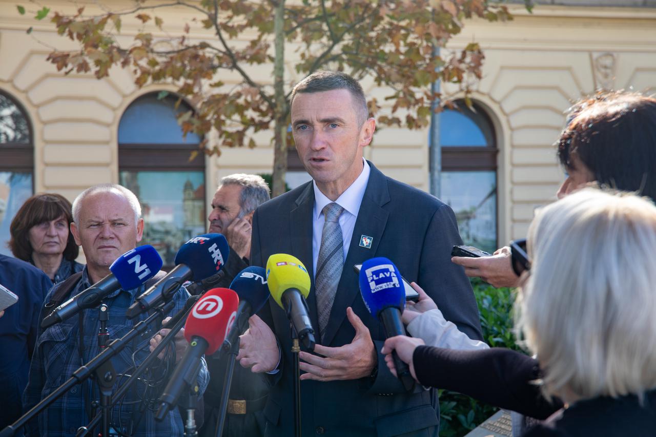 Vukovar: Svečano otkrivanje spomen-ploče "Harrisonovo cvijeće"