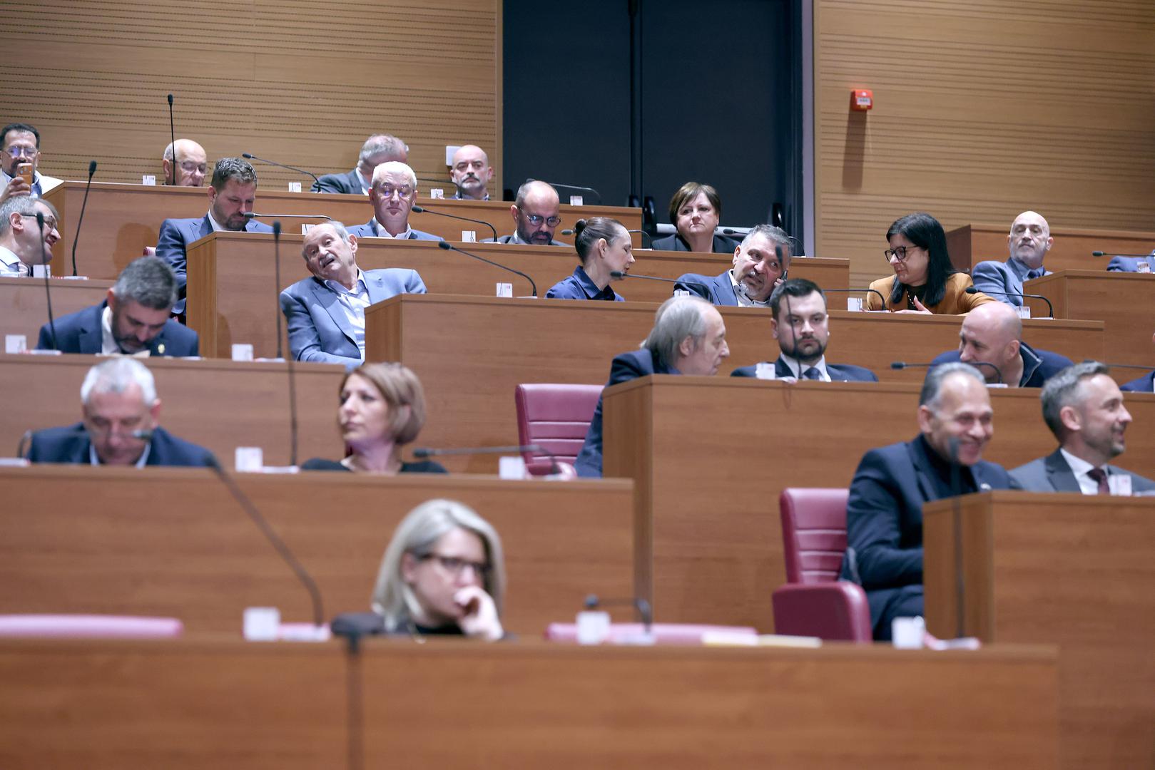 Strijelac: Iako poznati po avanturizmu, Strijelci posjeduju diplomatsku stranu koja proizlazi iz njihovog filozofskog pogleda na svijet. Pod vladavinom Jupitera, planeta ekspanzije, oni su prirodni vizionari sa željom da oblikuju svijet. Njihova sposobnost da vide širu sliku i ostanu optimistični čini ih predvodnicima. Nije slučajnost da je Strijelac najčešći horoskopski znak među svjetskim predsjednicima; njihova urođena karizma i vizija potiču druge da ih slijede.