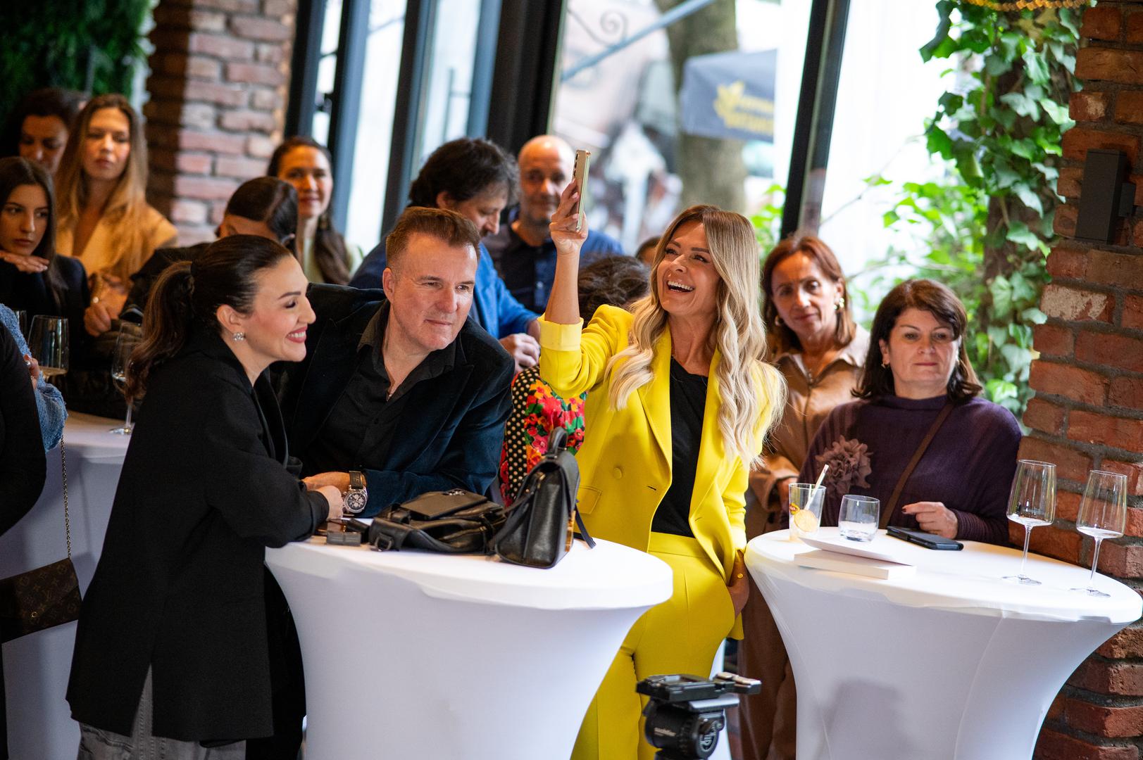 Podršku su joj dale brojne poznate osobe, od glazbenika, liječnika do influencera. 