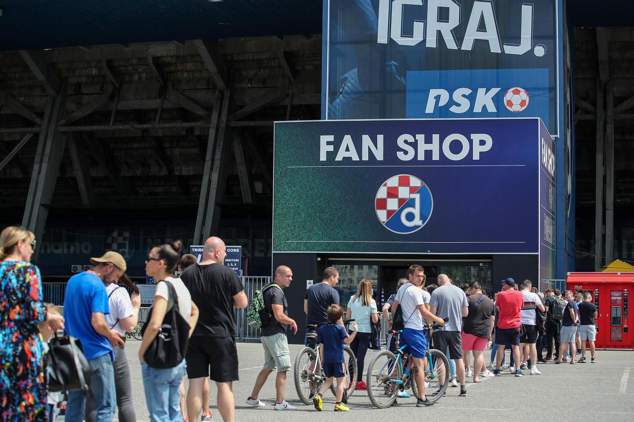 Zagreb: Sve je spremno za derbi Dinamo - Hajduk, velik redovi ispred Dinamo Fan Shopa