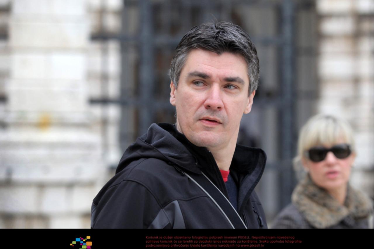 \'20.11.2010., Zadar - Predsjednik SDP-a Zoran Milanovic u posjeti Zadru obisao je ribarnicu i trznicu te kratko sjeo na kavu na Narodnom trgu. Photo: Filip Brala/PIXSELL\'