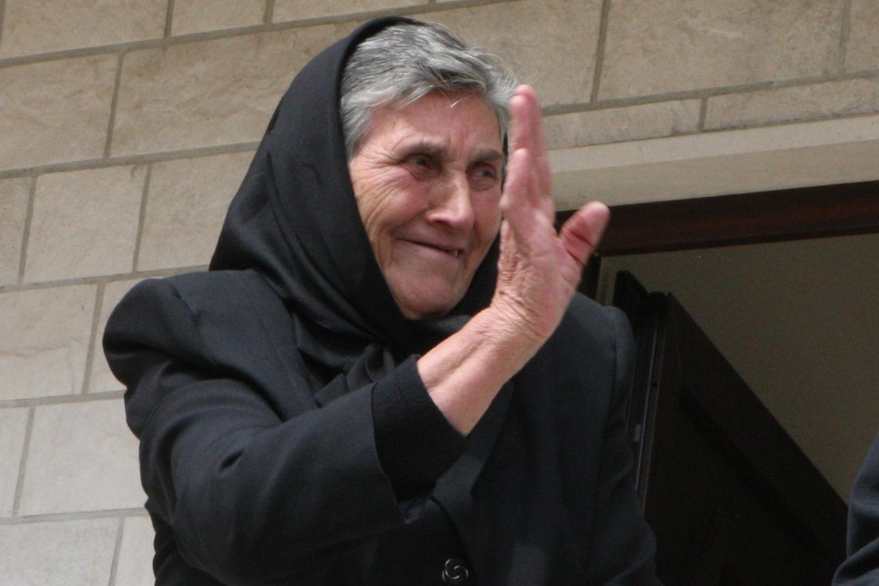 29.03.2011., Arzano - Premijerka Jadranka Kosor susrela se s majkom i rodbinom prvog poginulog hrvatskog branitelja u Domovinskom ratu Josipa Jovica. Majka poginulog branitelja Josipa Jovica. Photo: Ivo Cagalj/PIXSELL