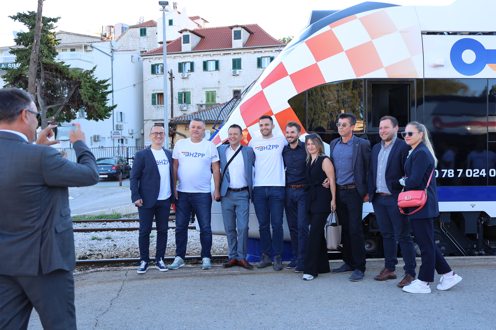 Na relaciji Split – Zagreb danas je u promet pušten prvi hibridni elektrodizelski vlak. Novi vlak prilagođen je specifičnostima pruge između Zagreba i Splita, koja je dijelom  elektrificirana, a dijelom neelektrificirana.