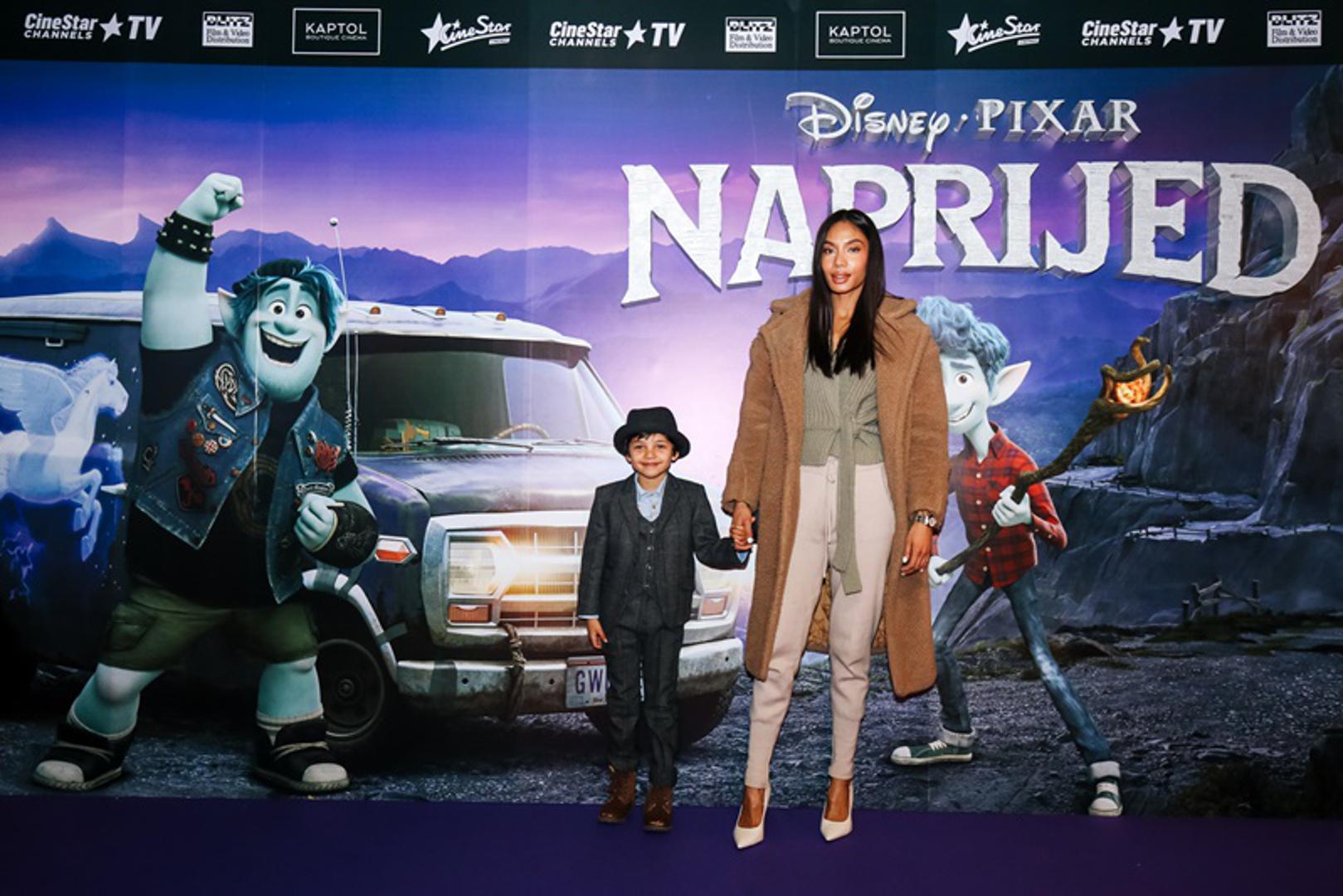 Originalni film studija Pixar režirao je Dan Scanlon, a producirala Kori Rae – ovo je ujedno i duo koji nam je donio hit ‘Čudovišta iz ormara’. 