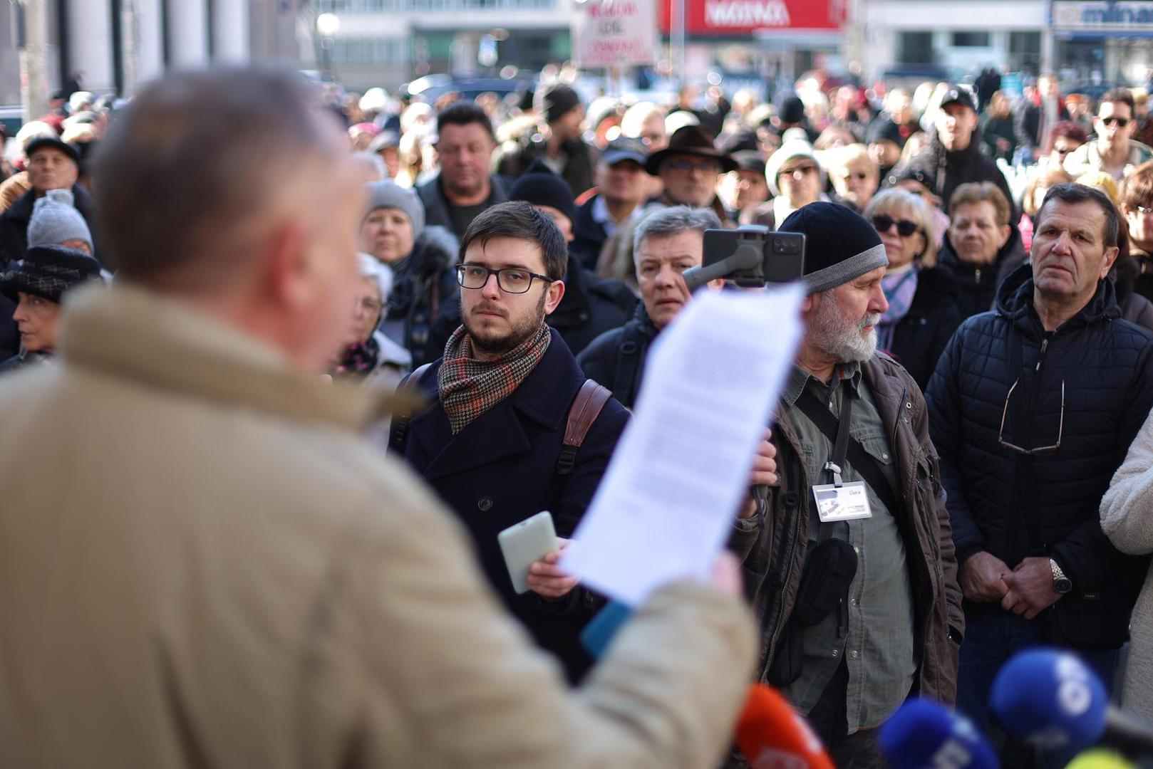20.02.2025., Zagreb - Ispred HNB-a, Trg hrvatskih velikana 3. Platforma "Halo, inspektore" organizirala je protestno okupljanje, medju ostalim, zbog najave povecanja naknada banaka i cijena teleoperatora. Josip Kelemen pozvao je sugradjane da nakon 5 minuta sutnje svoje nezadovoljstvo izraze glasnim lupanjem i zvizdanjem.  Photo: Sanjin Strukic/PIXSELL
