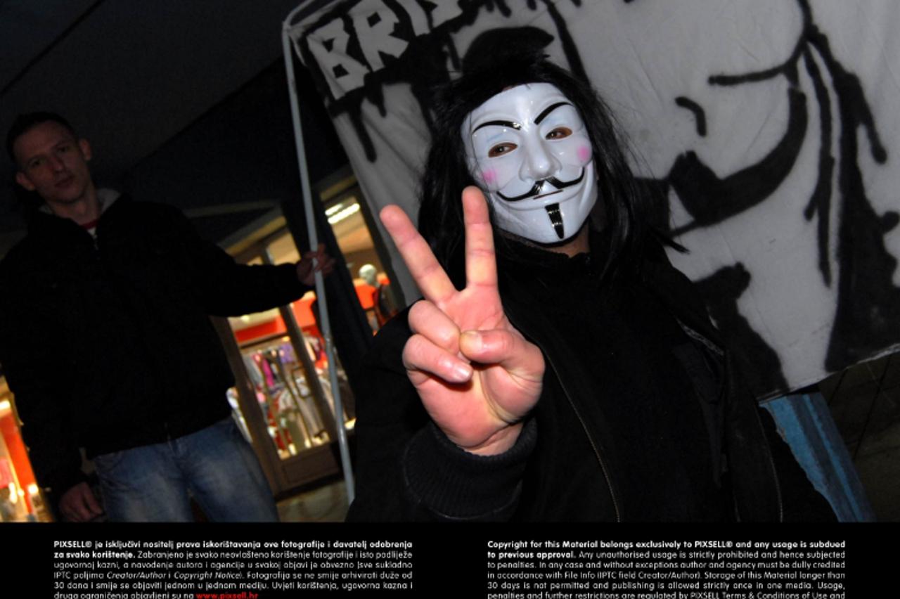 '15.02.2013., Slavonski Brod - Prosvjed koji su organizirali pokreti Anonymous i Occupy Croatia okupio je na glavnom gradskom trgu  Korzu unatoc hladnom vremenu stotinjak, uglavnom mladih Brodjana. Og