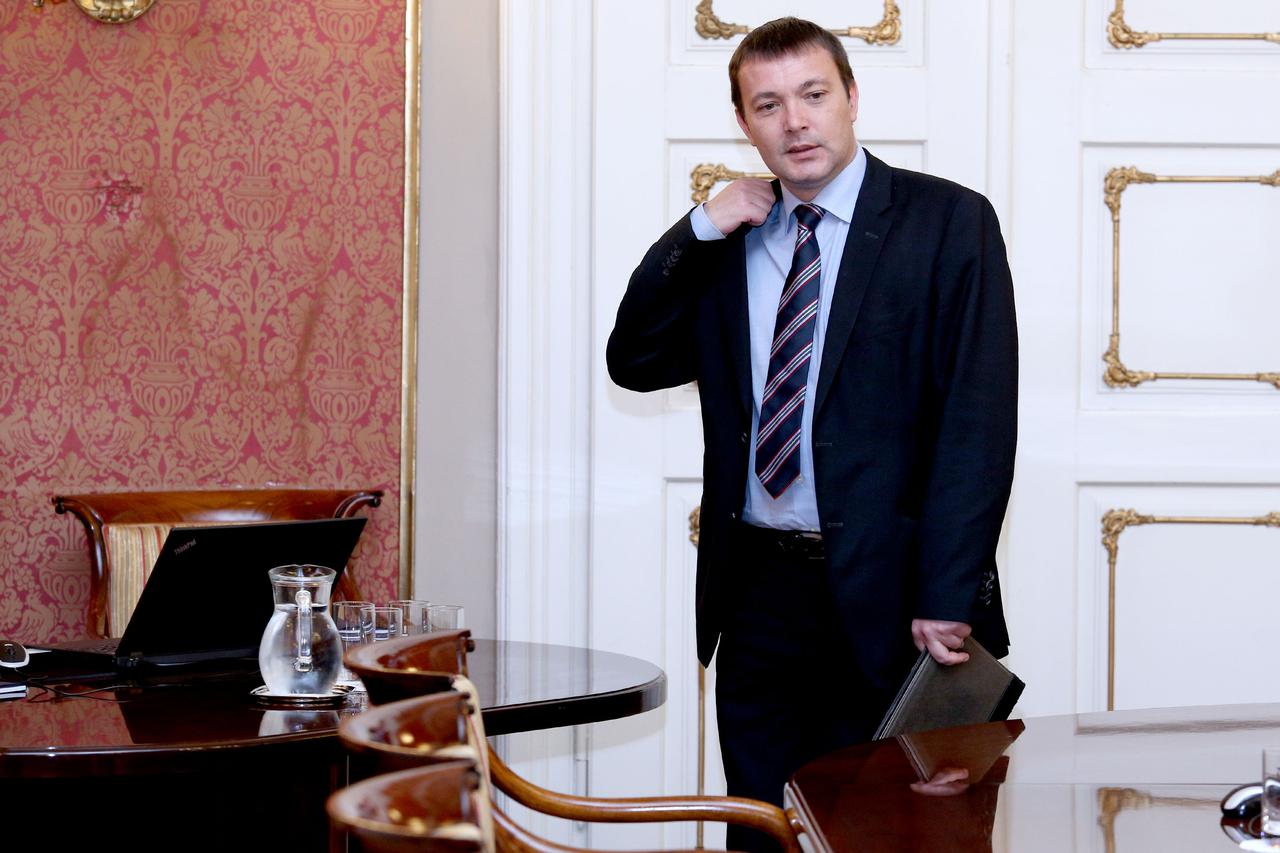 02.07.2015., Zagreb - U Banskim dvorima odrzana je redovita sjednica Vlade RH na kojoj je, uz ostalo, donesena odluka o Imunoloskom zavodu. Arsen Bauk.  Photo: Patrik Macek/PIXSELL