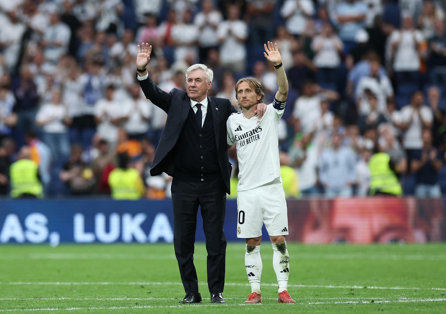 Modrić i trener Carlo Ancelotti odradili su svoju zadnju utakmicu na Bernabeuu nakon koje su obojica dala i zadnje govore. Bilo je poprilično emotivno