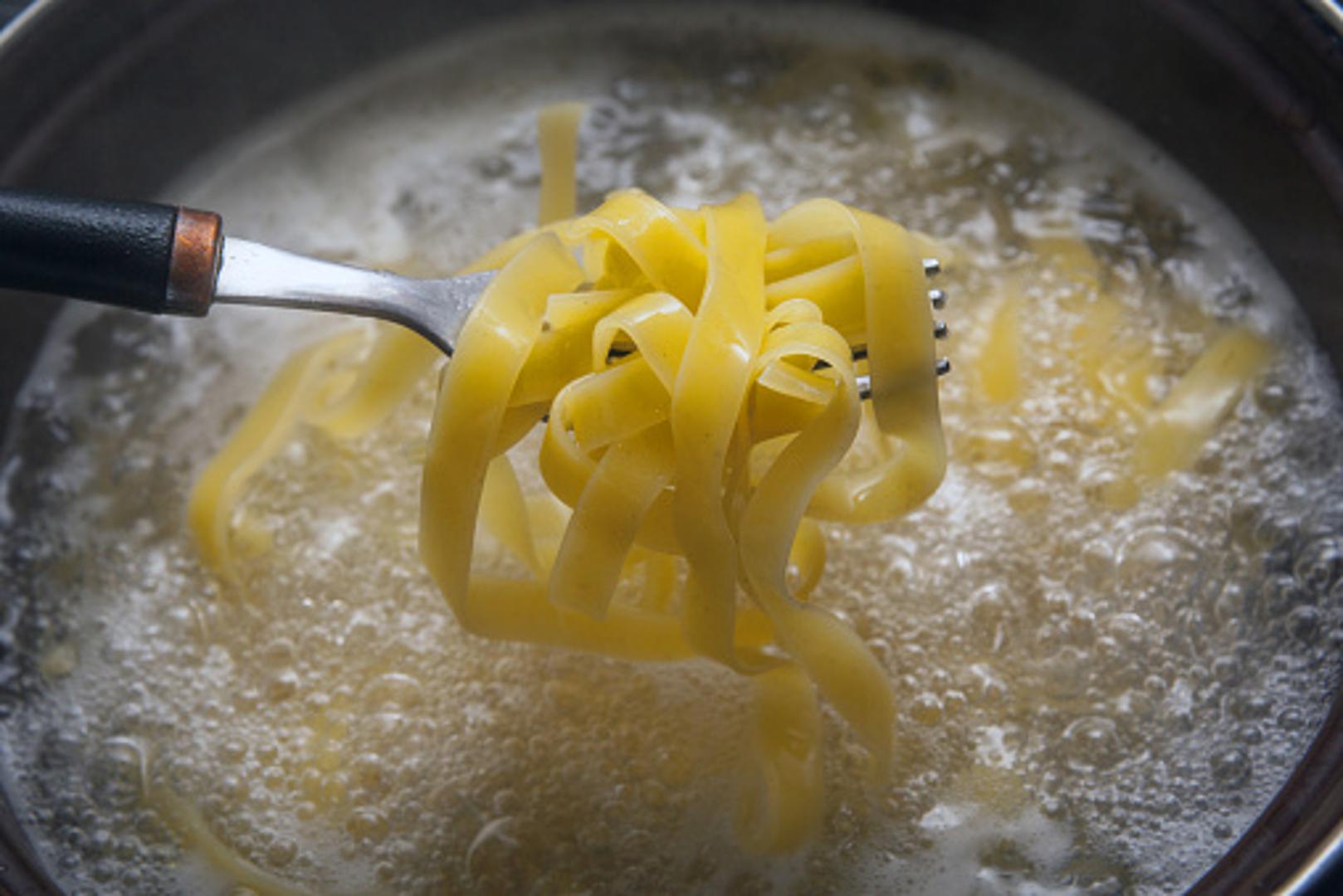 I mnogi kuhaju tjesteninu u vodi s dodatkom soli, a onda tu vodu jednostavno izliju u sudoper. Kakva pogreška.
