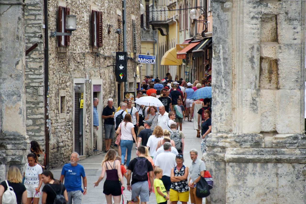 Turisti u šetnji po Puli