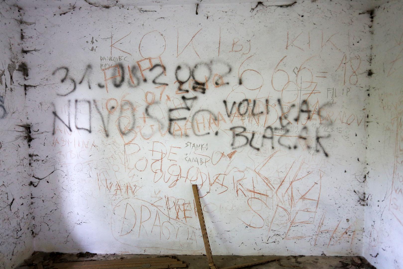 Spominju se i priče o djevojci navodno zazidanoj u temelje, djetetu koje je palo u bunar, nekadašnjem groblju na tom području te ljudima koji su nakon boravka u kući navodno imali psihičke probleme.