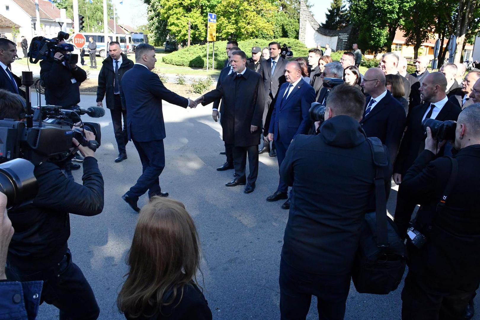 U znak poštovanja i zahvalnosti prema svim sudionicima operacije, Okučane su nadletjeli hrvatski borbeni zrakoplovi Rafale.