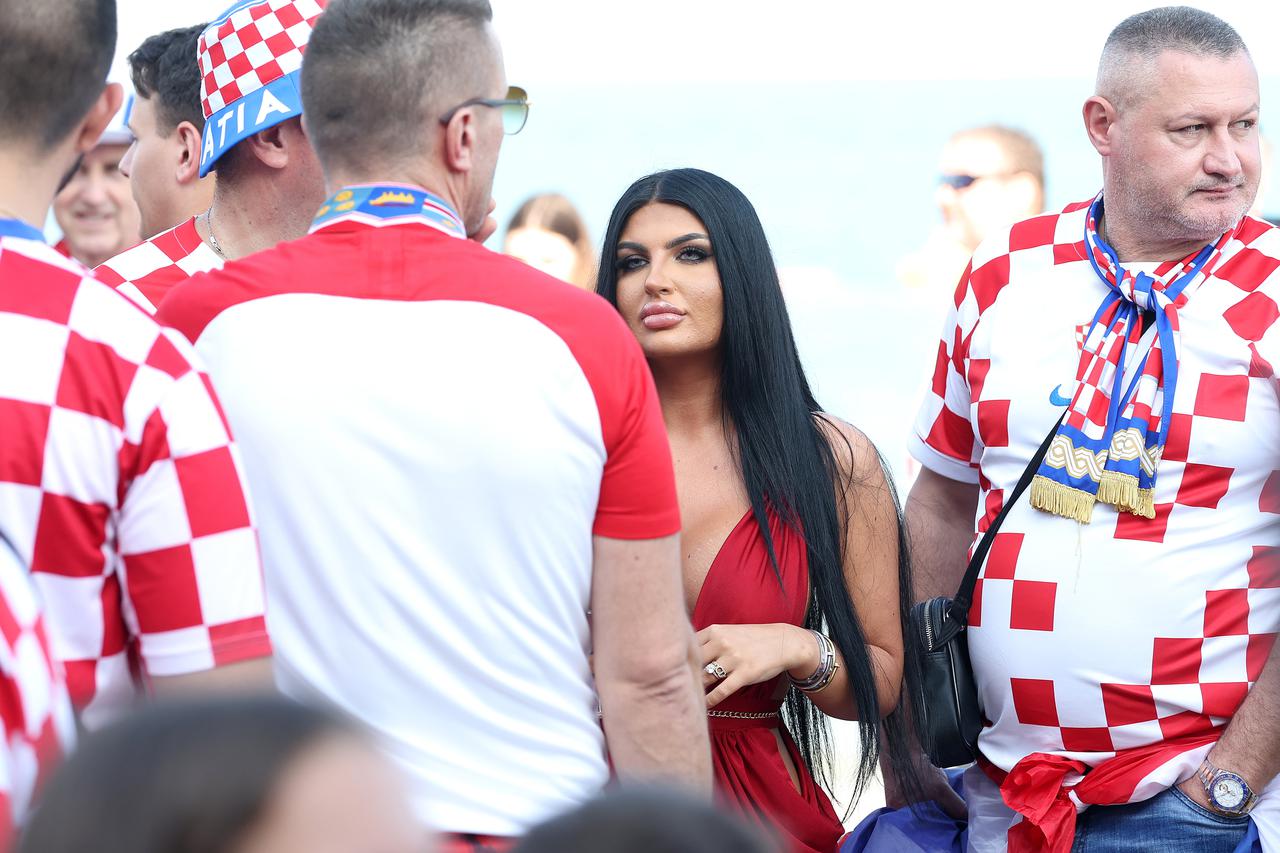 KATAR 2022 - Magdalena Keškić u društvu navijača Hrvatske