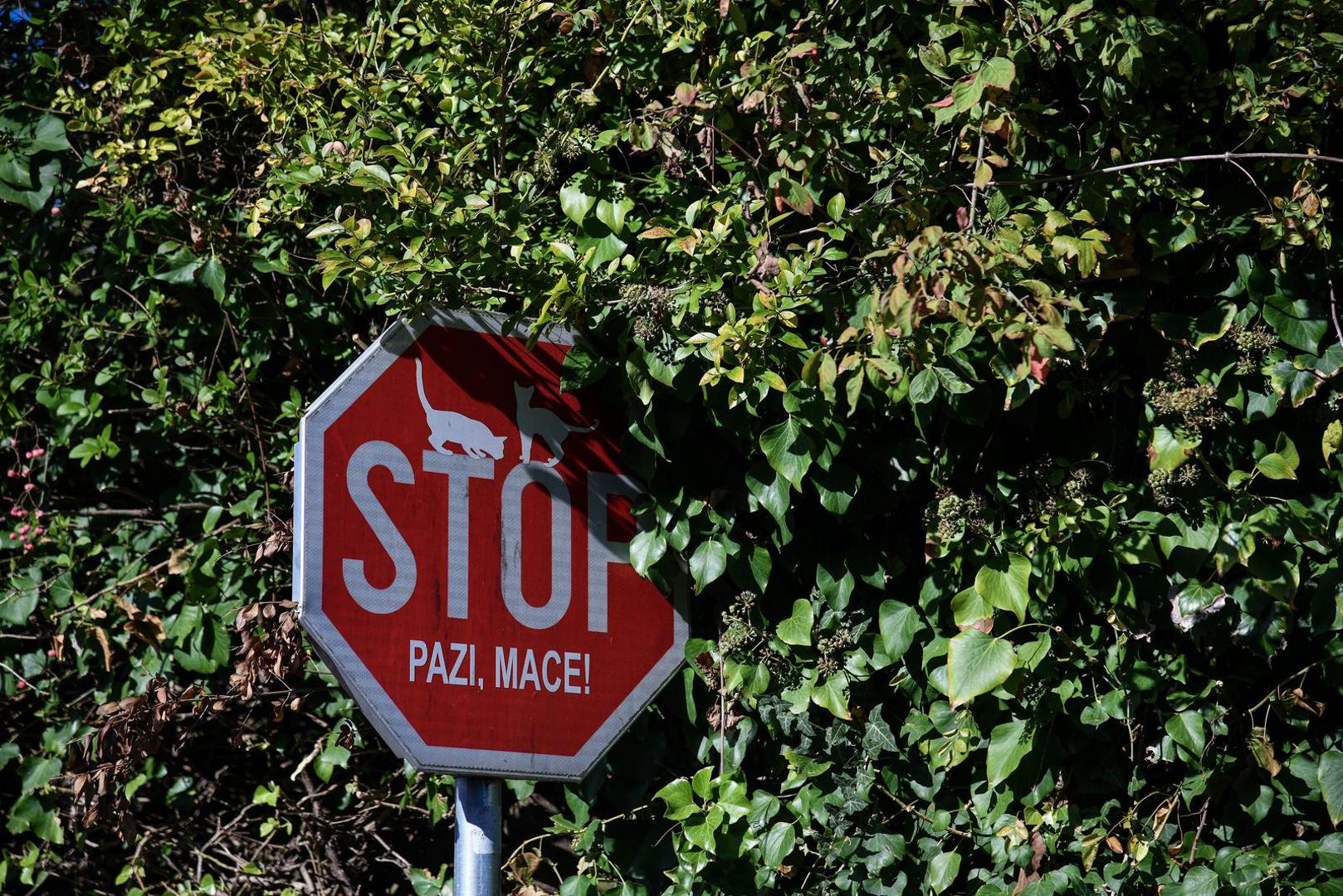 Znak 'STOP' nalazi se na raskrižju ulica Ružičnjak i Jagodinjak.