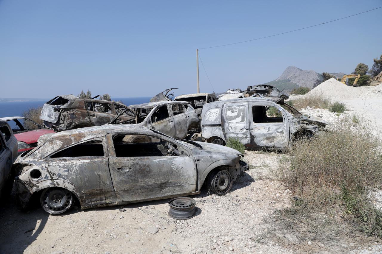 Omiš: Veliki broj izgorenih automobila u požaru