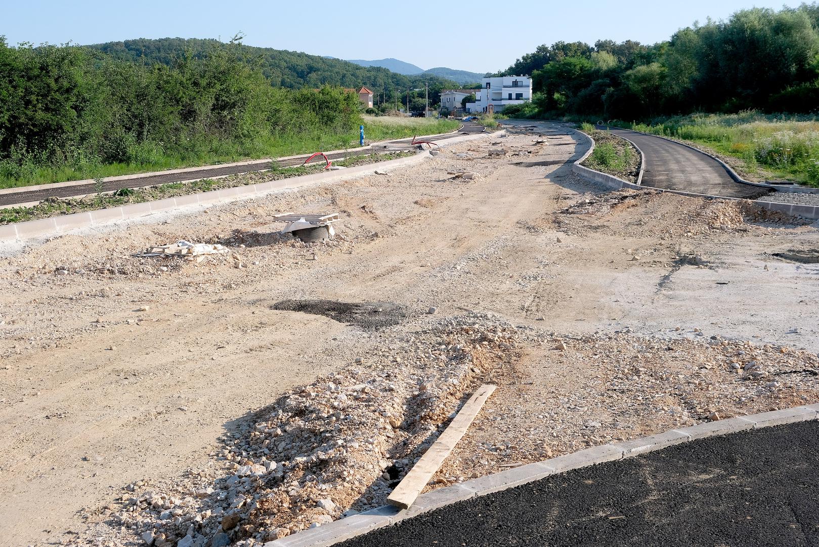 No fotografije snimljene ovih dana pokazuju da je na južnom dijelu, do novog mosta, postavljen tek prvi sloj asfalta, dok na sjevernom dijelu još nisu uređeni ni šahtovi ni podloga za cestu.