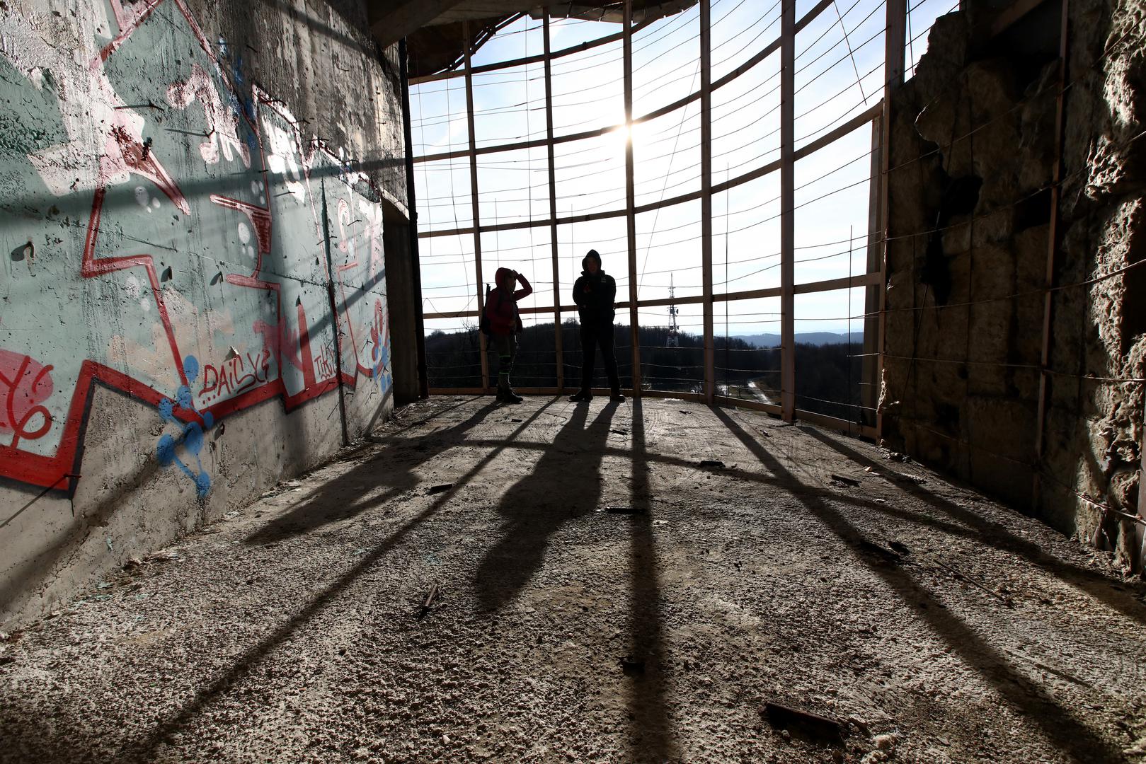 U njegovoj unutrašnjosti trebao je biti smješten muzej i kongresna dvorana, čineći ga jedinstvenim spojem memorijala i funkcionalnog prostora. 