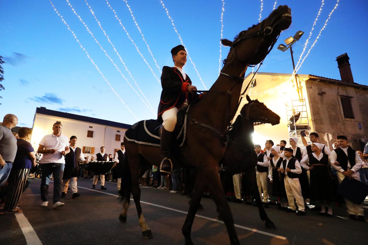 Barban: Svečanim podizanjem zastave, započela 50. Trka na prstenac!