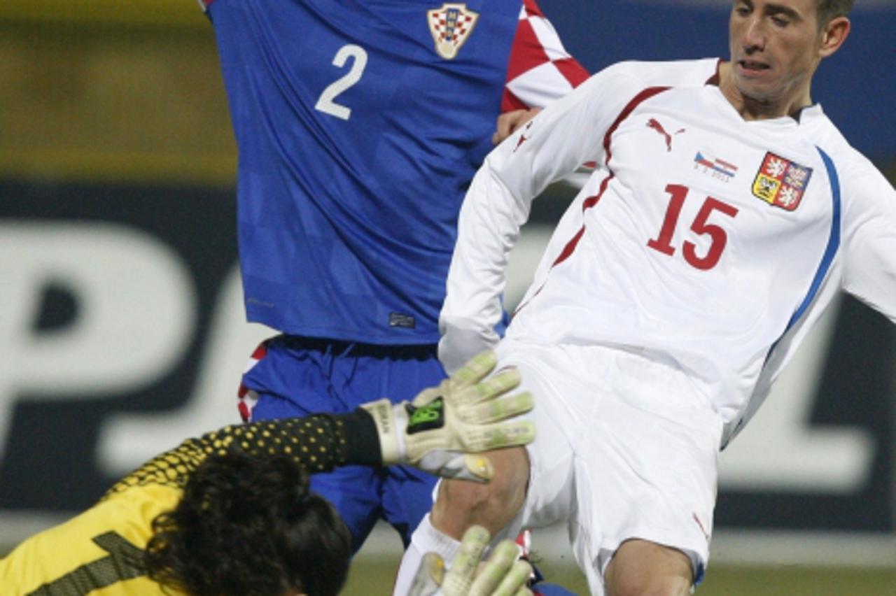 'Milan Petrzela (R) of the Czech Republic challenges Strinic Ivan (L) and goalkepeer Vedran Runje of Croatia during their soccer friendly match in Croatia\'s northern Adriatic port of Pula February 9,