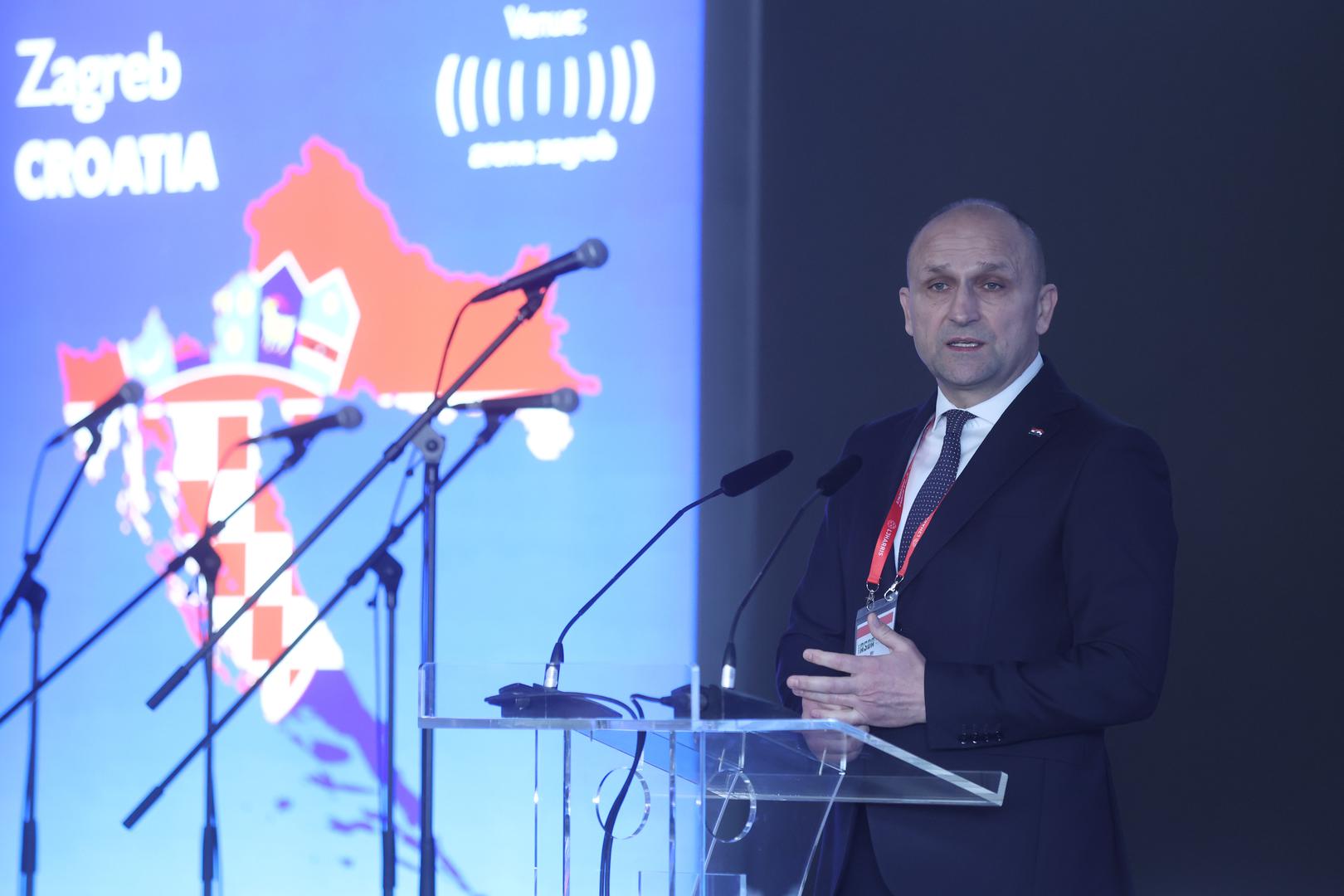 - Hrvatska intenzivno radi na razvijanju vlastite obrambene industrije, te intenzivno surađuje sa svojim saveznicima. Vojna konferencija i izložba prilika je za bilateralne razgovore i realizaciju suradnje... Naša je strategija podupirati naše tvrtke koje razvijaju nove tehnologije i nova znanja. Također, želimo postati samoodrživi u nekom ili većem dijeli opreme i naoružanja koje će naša vojska koristiti - rekao je ministar obrane Ivan Anušić.