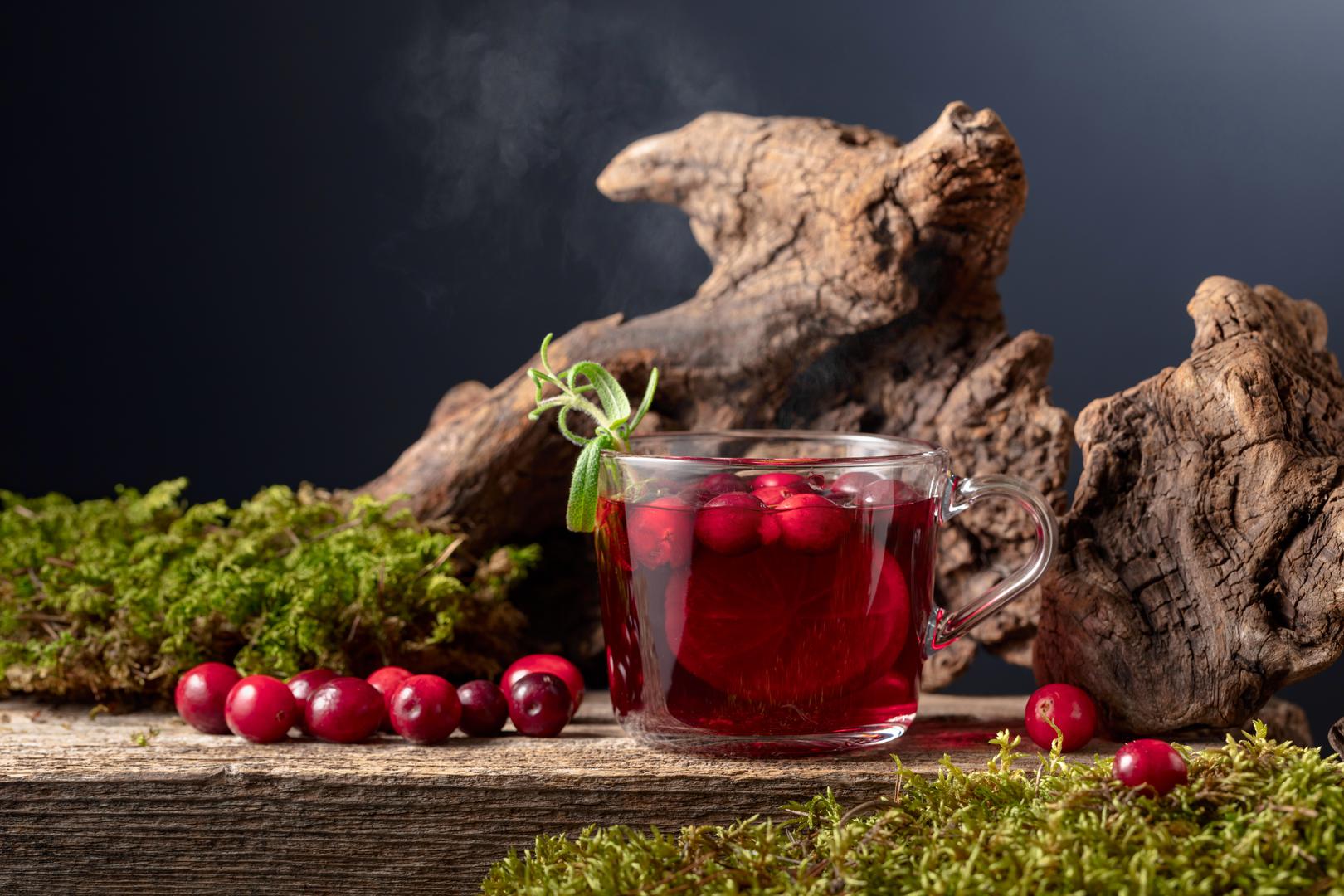 5. Bezalkoholno kuhano vino: Ovo voćno bezalkoholno kuhano vino prepuno je citrusa i začina te je savršeno za zimske zabave. Ovaj topli, začinjen napitak zadržava sve mirise i okuse klasičnog kuhanog vina, poput cimeta, klinčića i naranče, ali je siguran i za one koji ne konzumiraju alkohol. U kombinaciji s kiselkastim sokom od nara, čini bogatu i hrabru zamjenu za crno vino. Potrebno je: 2 vrećice English breakfast čaja ili 3 žlice listova čaja, 250 mililitara kipuće vode, 750 mililitara soka od nara, 1 narezana naranča, 1 narezan limun, 1 narezana limeta, 6 cijelih klinčića, 2 štapića cimeta, 2 zvjezdasta anisa i 75 mililitara šećernog sirupa. Napravite čaj tako da vrećice ili listove čaja stavite u vrč otporan na toplinu, prelijete kipućom vodom i ostavite da se namače 15 minuta da biste dobili jak napitak. Procijedite čaj i bacite vrećice čaja ili listove. Ulijte čaj i sok od nara u tavu. Na nekoliko kriški voća nabodite klinčiće, a zatim dodajte voće u tavu. Ubacite štapiće cimeta i zvjezdasti anis. Stavite tavu na srednju vatru, poklopite i zakuhajte, zatim smanjite vatru i pirjajte 10 minuta da se okusi prožmu. Ulijte šećerni sirup, promiješajte i kušajte. Dodajte još malo sirupa ako mislite da je potrebno. Ulijte u vatrostalne čaše ili šalice i poslužite.

