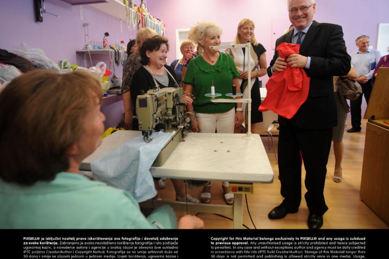 '18.07.2013., Zagreb - Predsjednik Ivo Josipovic poklonio sivacu masinu Rupicarku udruzi Otvoreno Kamensko koja ima plocicu s imenom Josipovicka. Photo: Daniel Kasap/PIXSELL'