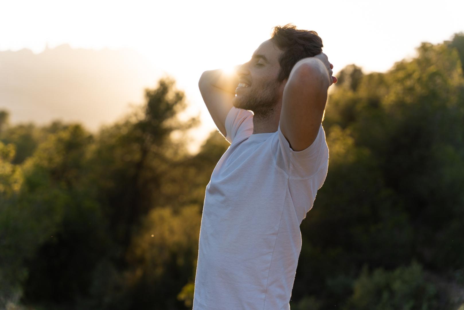 Mindfulness od pet minuta: Kratka meditacija disanja smanjuje stres, a stres je neprijatelj kodiranja sjećanja. Sjedite uspravno, usmjerite pažnju na izdah i nježno se vraćajte kad odlutate. Pet minuta dnevno bolje je od povremenog 'maratona'. S vremenom raste kapacitet pažnje i mentalna bistrina.