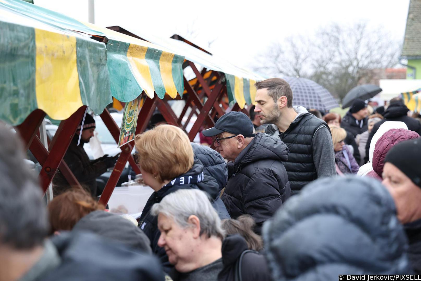 Sajamska livada uz crkvu sv. Donata bila je ispunjena glazbom, smijehom i žamorom posjetitelja.