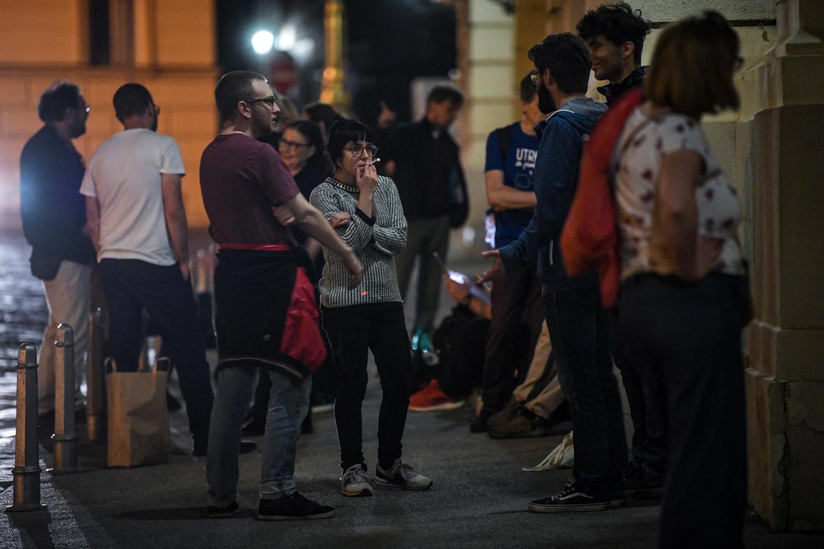 17.05.2020., Zagreb  -  Politicka platforma Mozemo prosvjeduje na Markovom trgu. Kazu kako su zauzeli Markov trg, na kojem ce ostati do kraja sutrasnje sjednice Sabora. Zastupnicima porucuju da im Zagreb nece zaboraviti da su im izbori vazniji od sudbina ljudi koji su ostali bez krova, djece koja nemaju vrtice i skole, bolesnika koji nemaju bolnice i svih onih koji riskiraju zivot prolazeci centrom Zagreba.  Photo: Josip Regovic/PIXSELL