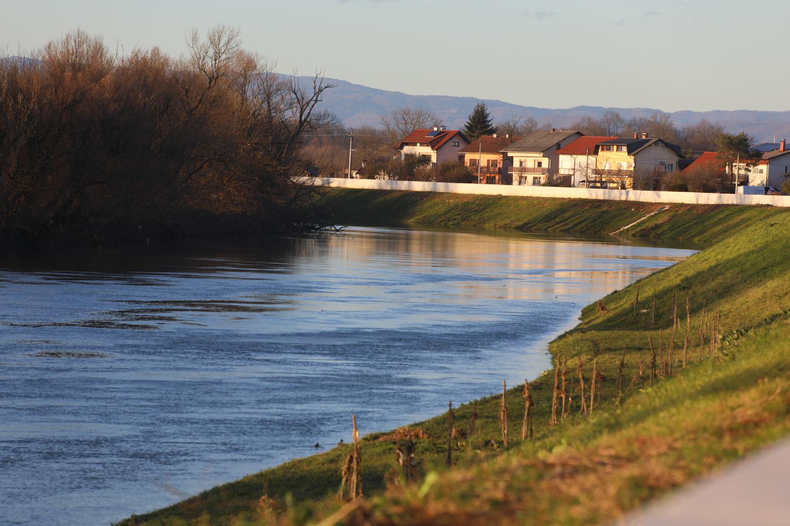 Jedna je od četiri rijeke koja na kojima leži Karlovac, a izvor joj je u Nacionalnom parku Risnjak.