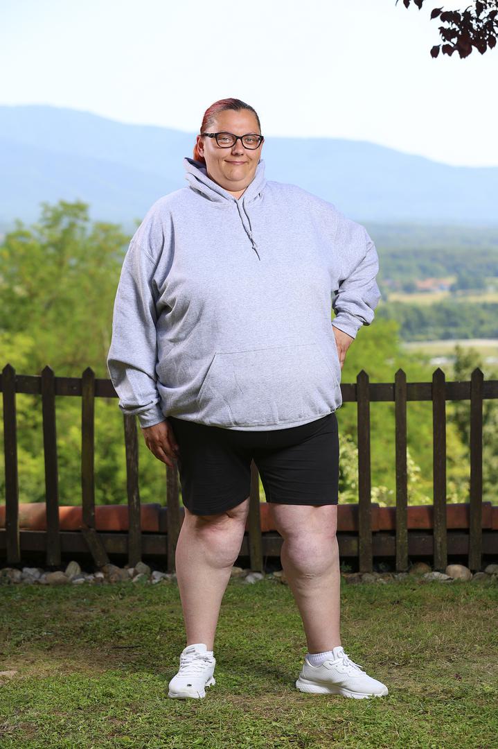 Najveći strah joj je da će zbog težine prerano umrijeti ili postati teret vlastitoj djeci. Upravo zato odlučila je stati pred izazov i potražiti pomoć. „Uvijek je nešto drugo bilo bitnije od mene, ali došla sam do ruba i ne mogu više ovako. Moj je motiv da mi pomognu stručne osobe jer sama ne mogu“, iskreno kaže Ivana.
Kao uzore navodi bivše kandidate Ivana Krolu i Gabrijelu Crnjac, koji su joj dokaz da se upornošću i nakon showa može nastaviti boriti i pobjeđivati. A sada je i ona spremna krenuti tim putem - da bi živjela zdravije, s manje boli i više ponosa, ovaj put s fokusom na sebe.
