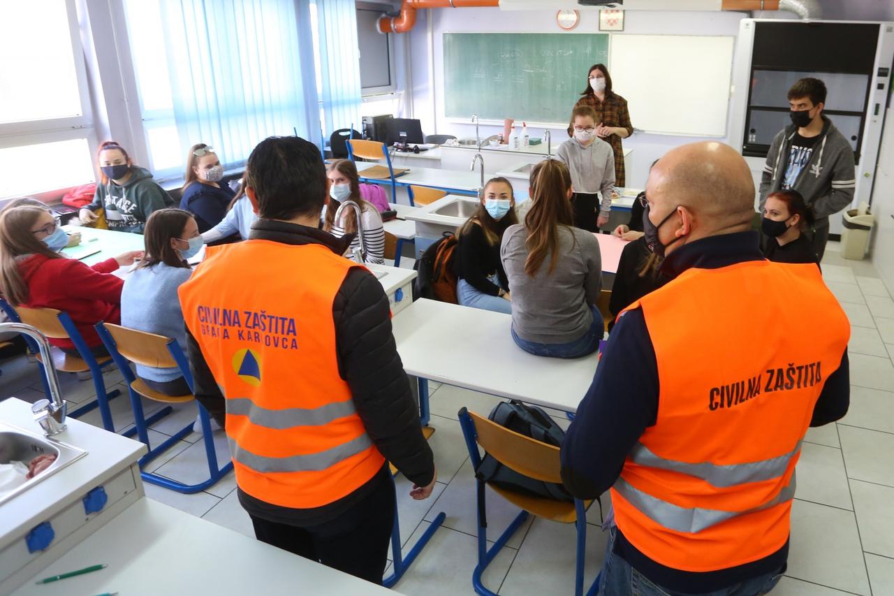 Karlovac: Pojačan nadzor i kontrola u kafićima i školama zbog rasta oboljelih od koronavirusa