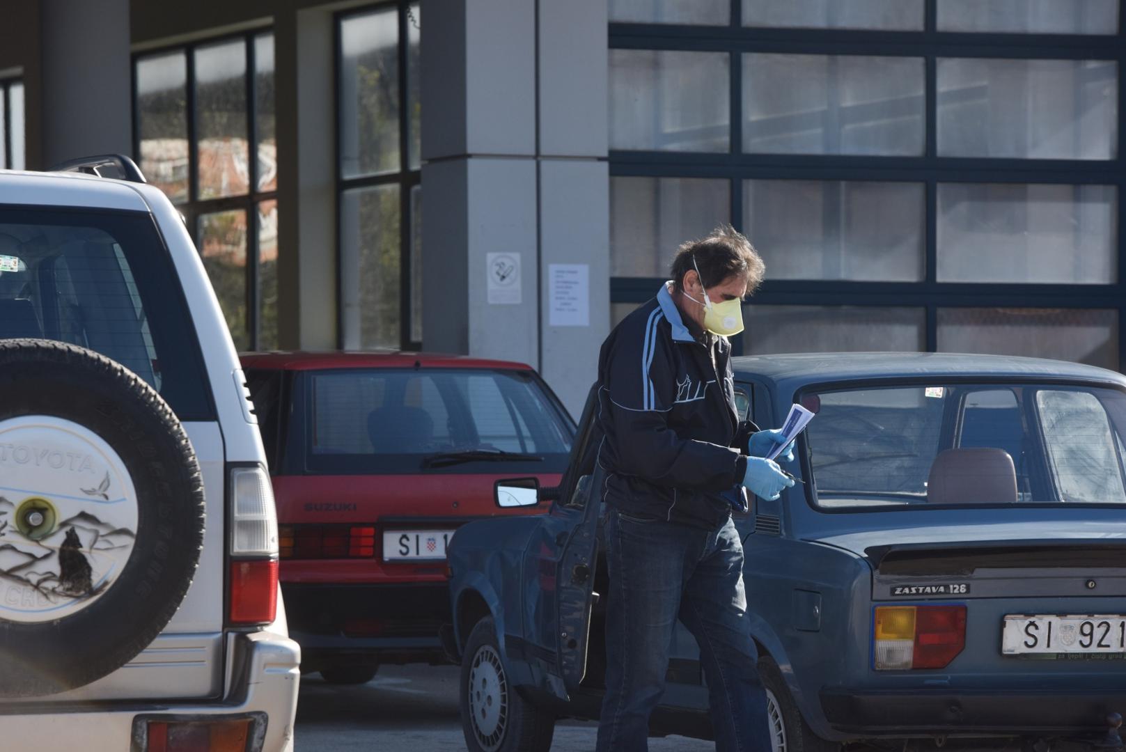 02.04.2020., Sibenik - Uz pridrzavanje mjera stanice za tehnicki pregled vozila rade ne ometano i imaju pune ruke posla.Photo: Hrvoje Jelavic/PIXSELL