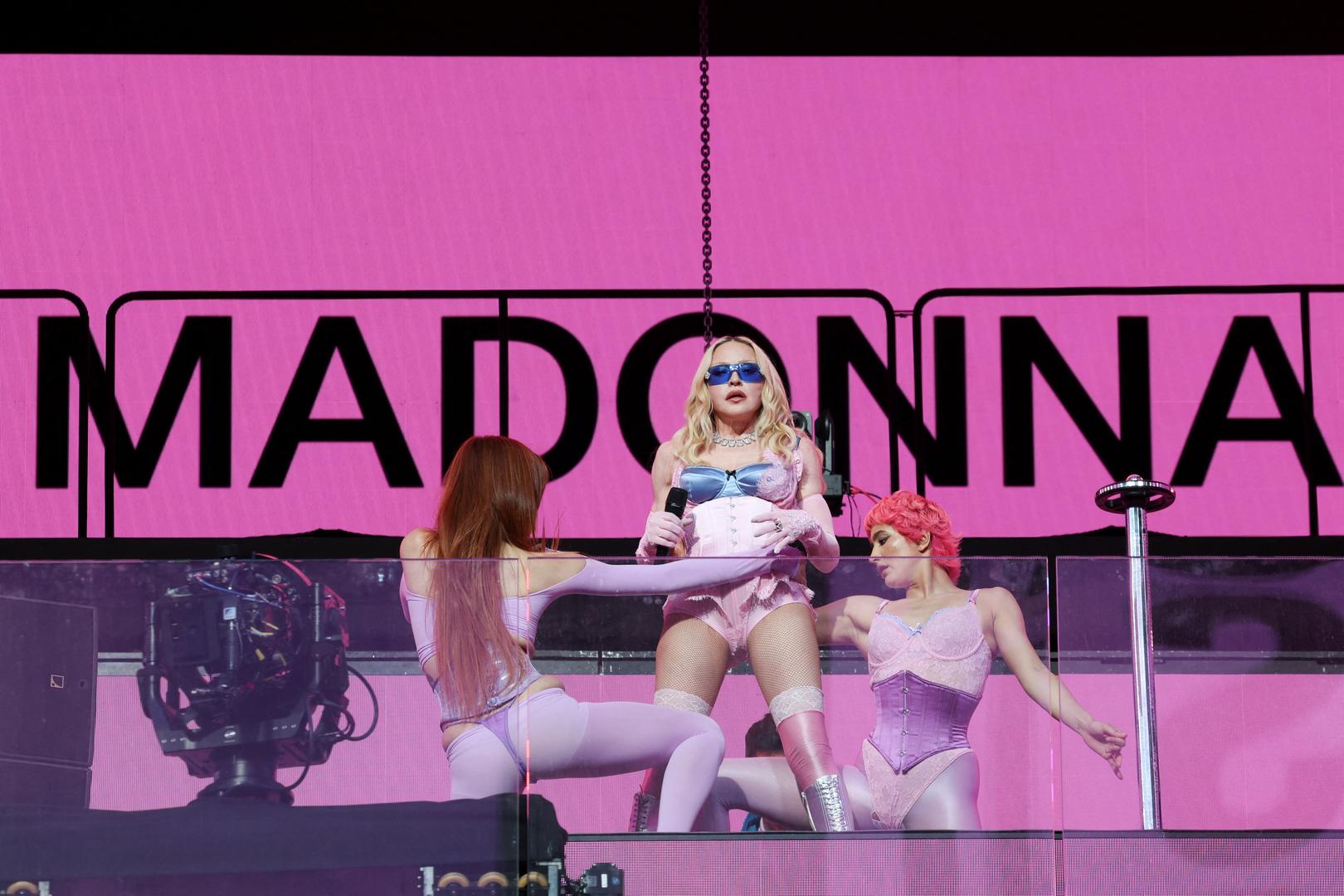 Madonna (67) je zabrinula publiku tijekom iznenadnog Pride koncerta na Times Squareu kada je prebacila jednu nogu preko zaštitne ograde i izgledalo je kao da visi iznad publike na visoko podignutoj pozornici. 