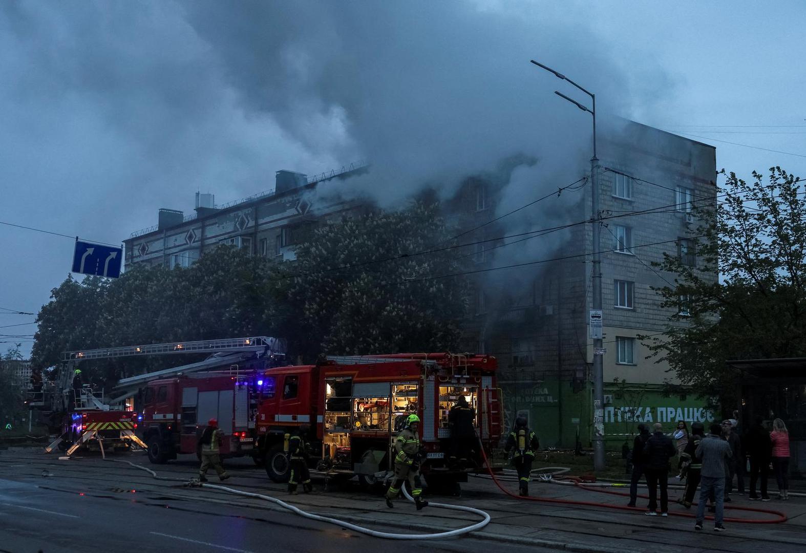 Firefighters work at the site an apartment building hit by a Russian drone strike, amid Russia's attack on Ukraine, in Kyiv, Ukraine May 7, 2025. REUTERS/Gleb Garanich Photo: GLEB GARANICH/REUTERS