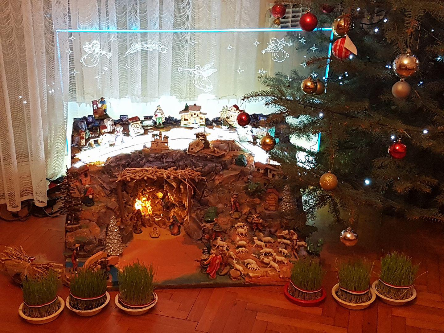 Milorad Pavić – skupa s kumom Danijelom izradio je svaki detalj, a čak je na pleksiglas gravirao zvijezde i anđele. Sve osvijetljavaju led traka i lampice.