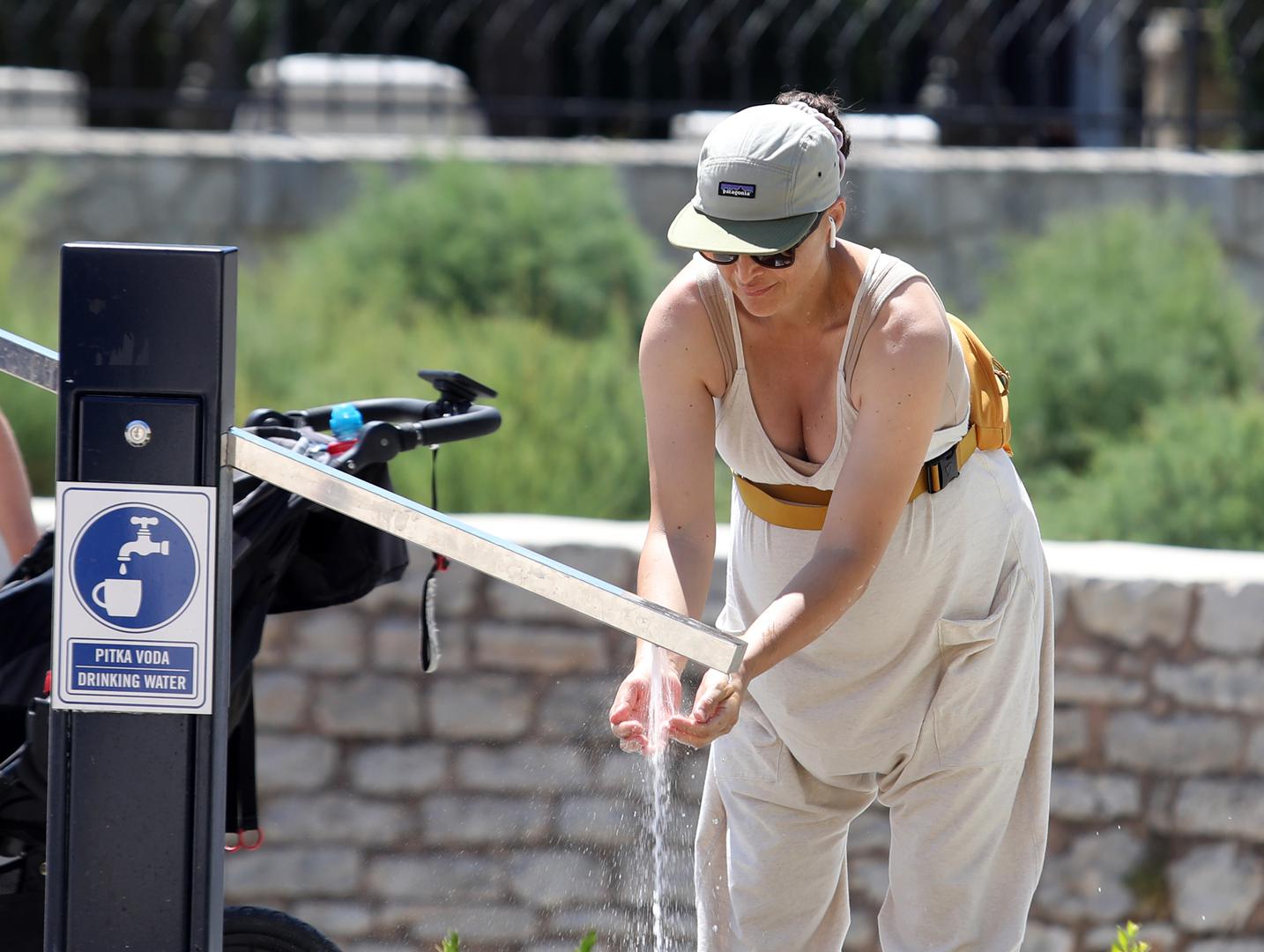 17.06.2024.,Sibenik-Sibencani i njihovi gosti raznim osvjezenjima odoljevaju temperaturi od 34 celzijusevih. Photo: Dusko Jaramaz/PIXSELL