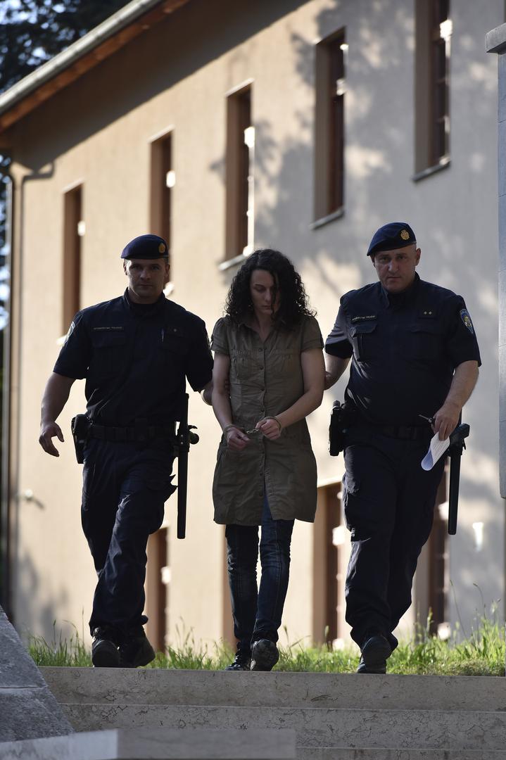 25.05.2017., Pula - Policija odvodi Chiaru Rojnic, majku trogodisnjeg djecaka ubijenog jucer na predjelu Mandrac, nakon ispitivanja u zgradi Drzavnog odvjetnistva. Photo: Dusko Marusic/PIXSELLr 