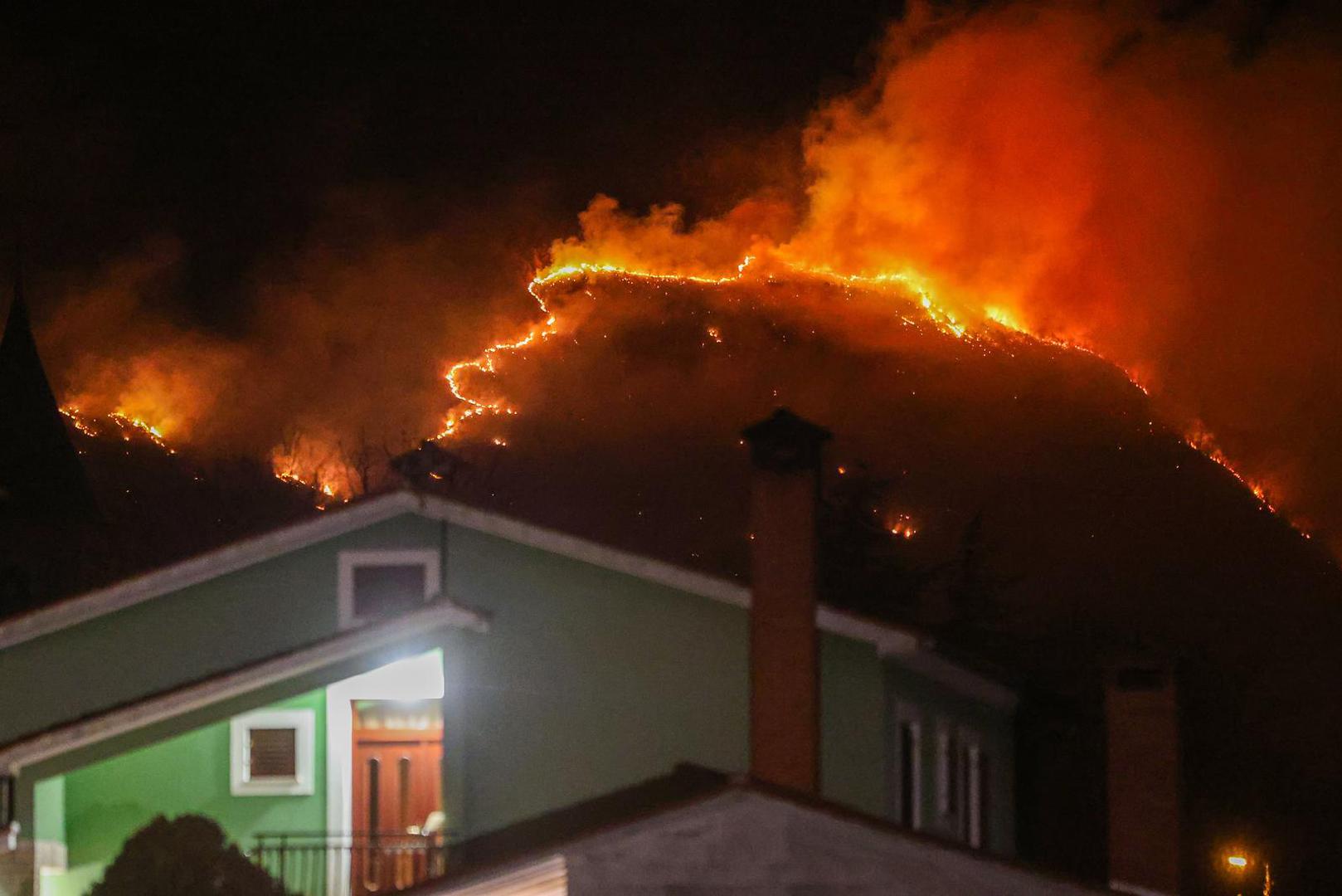 05.02.2025., Susnjevica- Danas oko 15 sati izbio je požar podno Učke, na području Kožljaka, točnije Jasenovika. Gori trava i nisko raslinje, a tamošnje kuće nisu ugrožene. Na terenu je 50 vatrogasaca s 15 vozila.  Photo: Srecko Niketic/PIXSELL