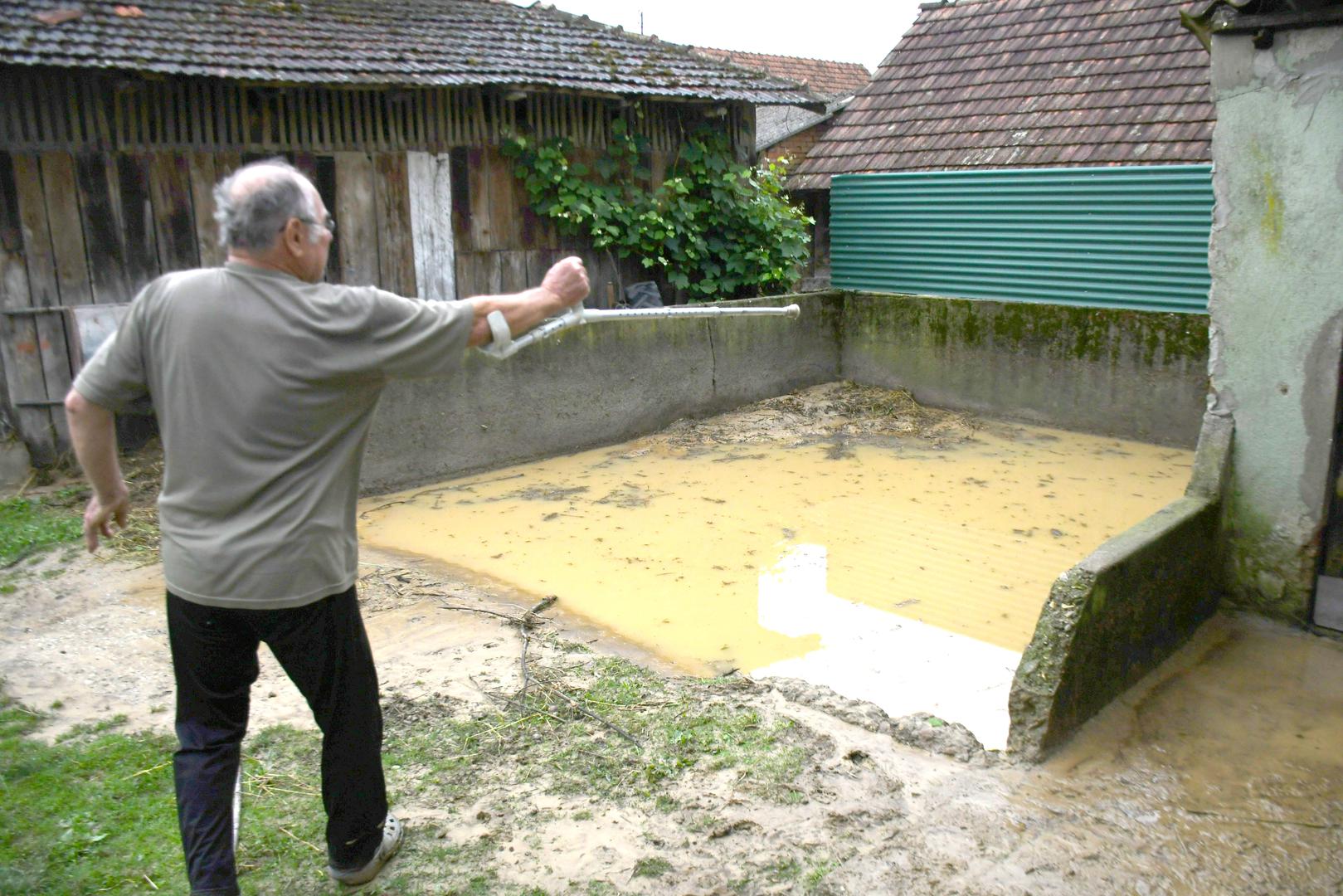 04.06.2024., Rasenica - Uslijed obilnih padalina doslo je do poplava na podrucju Bjelovarsko-bilogorske zupanije, a najgore su prosli zitelji mjesta Gornja i Donja Rasenica. Zbog puknuca asfalta u Donjoj Rasenici do daljnjeg ce biti prekinut promet na dionici Grubisno Polje - Daruvar preko Ivanovog Sela. Jaroslav Berger Photo: Damir Spehar/PIXSELL