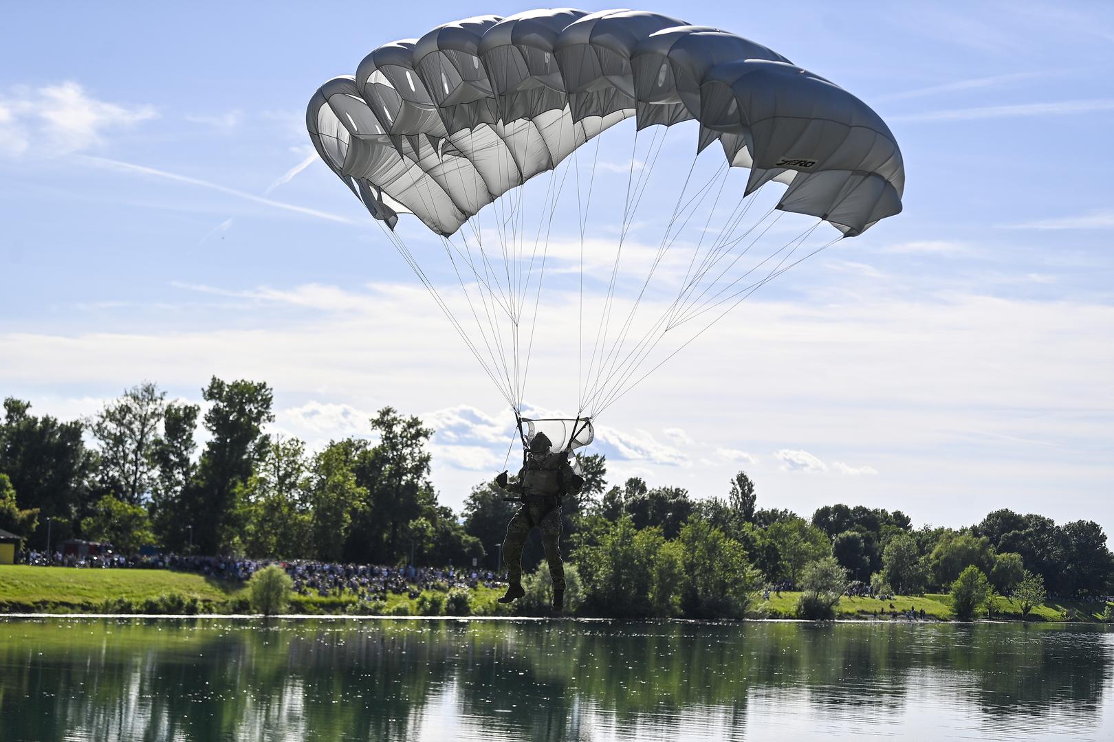 "Još sam bio u školi, bila je to zadnja godina srednje škole, kada sam rekao da se više neću školovati nego idem vidjeti što ima u uniformi. Sjećam se tog dana, euforije i slavlja na ulicama", prisjetio se. 