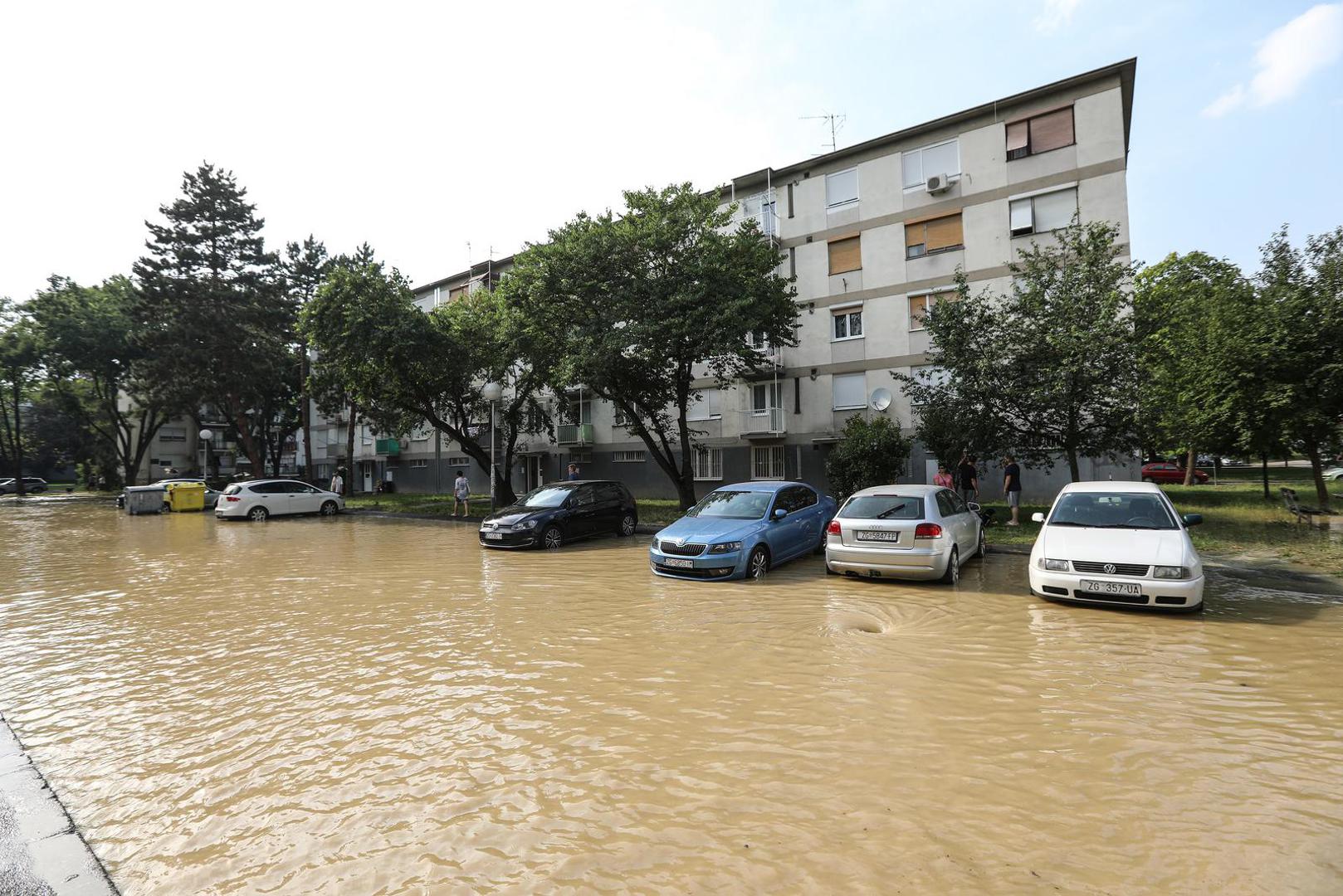 28.06.2022., Zagreb - U zagrebackom naselju Gajnice, u Cileanskoj ulici doslo je do puknuca vodovodne cijevi koja je poplavila veci dio parkiralista, a voda koja izvire prosirila se i okolnim ulicama. Photo: Robert Anic/PIXSELL