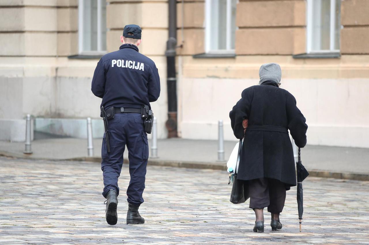 Zagreb: Starica u pratnji policijskog službenika prolazi sigurnosnu zonu na Gornjem gradu