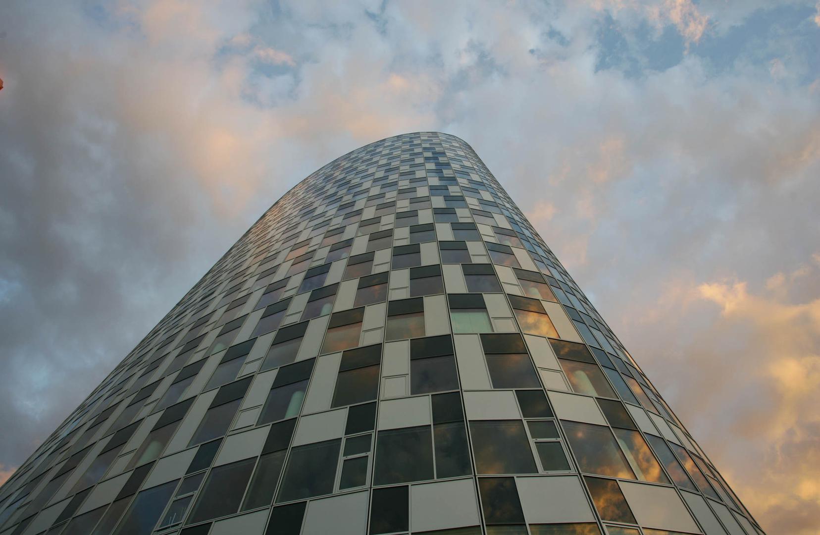 Ovaj poslovni neboder dizajniran je za poslovnu upotrebu, toranj se ističe staklenom fasadom i modernom arhitekturom. Gradnja je dovršena 2006. godine i visina mu je 82 metra. Neboder ima 22 kata. 