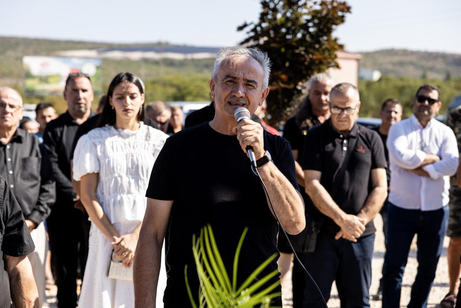 Ovogodišnja komemoracija održana je uz polaganje vijenaca, paljenje svijeća i odavanje počasti poginulima.