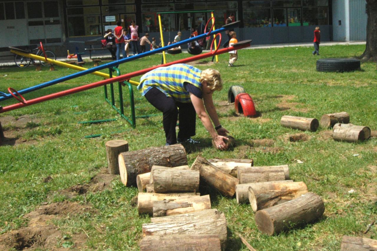 'pokrajina.... karlovac 190508.... vandali nastavili unistavati okolis vrtica u novom centru.... snimio danko fajt/vecernji list'
